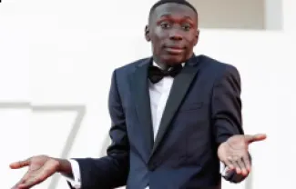 أشهر تيك توكر بالعالم يغادر أميركا.. ما دخل صديق نجل ترامب؟