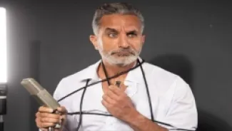 باسم يوسف يروج لعروضه الكوميدية بشخصية أينشتاين