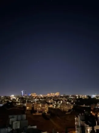 مشاهد توثق عبور سلسلة أقمار صناعية في سماء الأردن