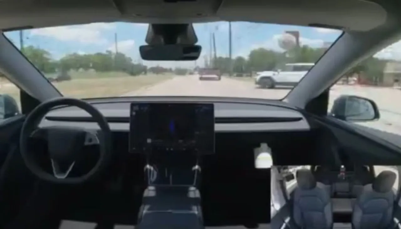 فيديو تسلا تقود 30 دقيقة ذاتياً لمنزل مالكها دون تدخل بشري