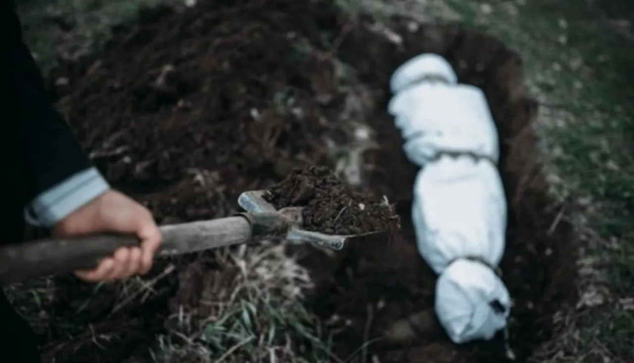 قتل ودفن والدته ثم كتب منشوراً مضللاً جريمة ابن بحق والدته يفضحها فيسبوك