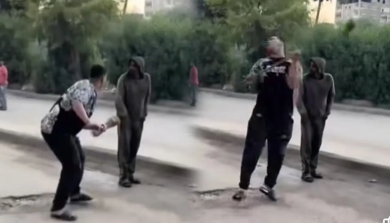 مصر فيديو صادم لتنمر شابين على مشرد يستنفر الأمن