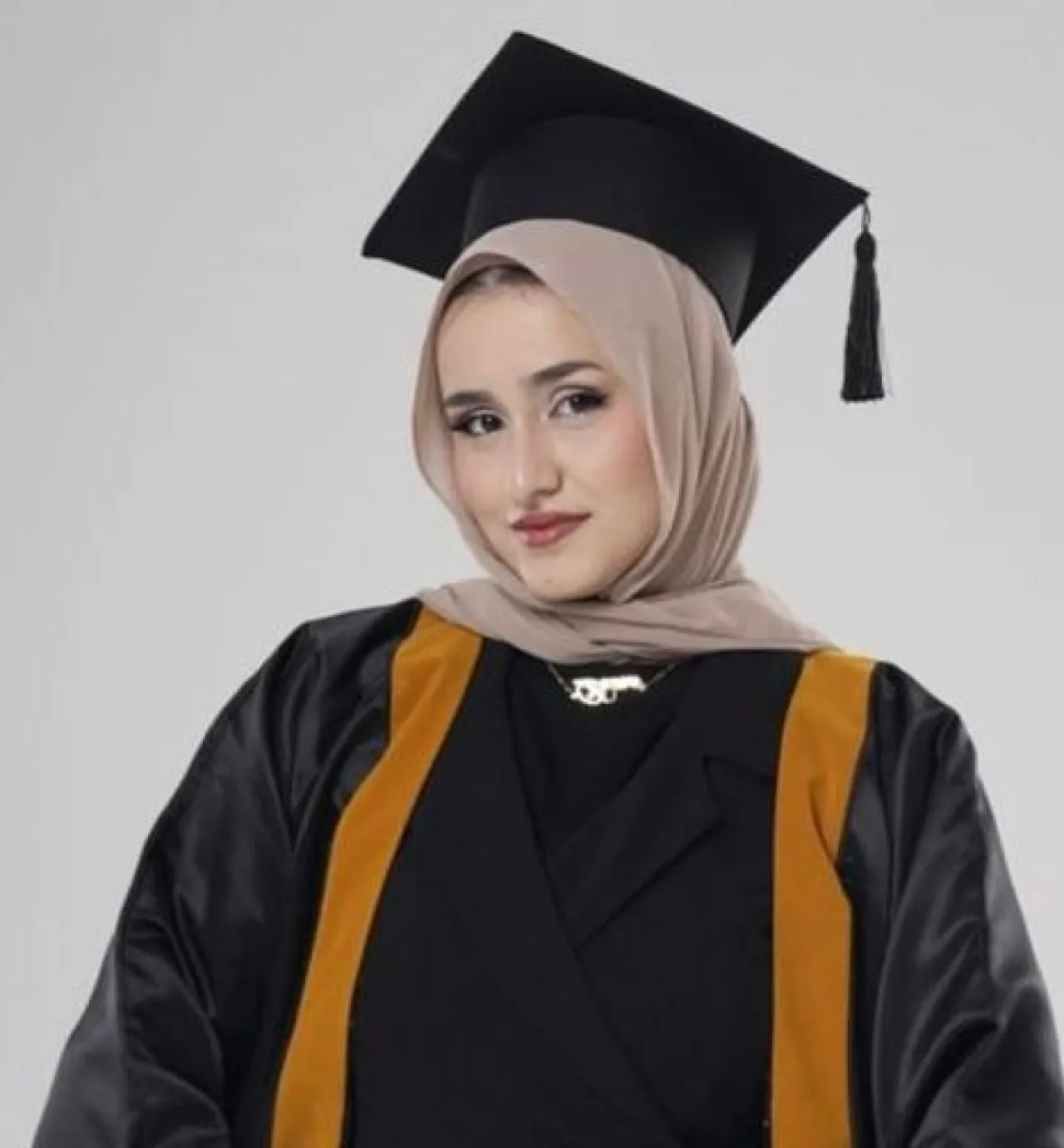 أدعريقات وعائلته يهنئون ابنتهم دانا بتخرّجها وبتفوّق من الجامعة الاردنية بتخصص هندسة ميكاترونكس