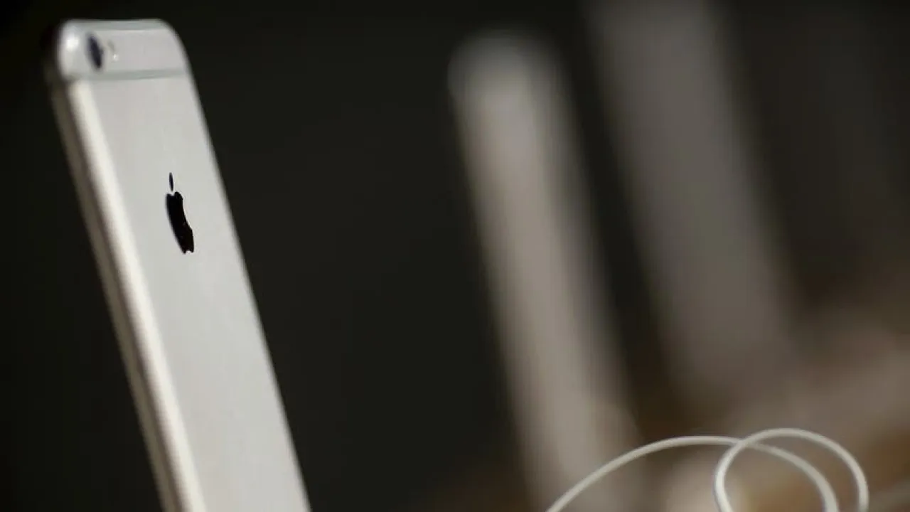 الصين تستدعي عمالاً من خطوط تجميع آيفون 17