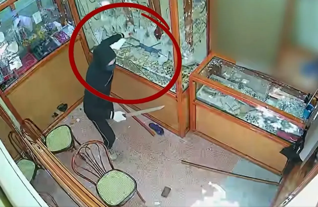 بالفيديو سطو بالحجارة والسيوف على محل للمجوهرات في الجزائر