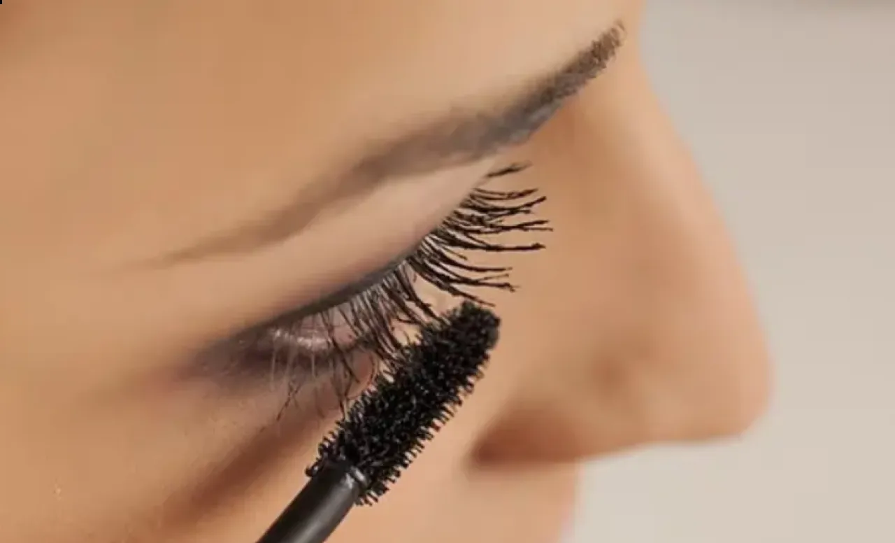تحذير طبي من الماسكرا المقاومة للماء قد تضر العيون