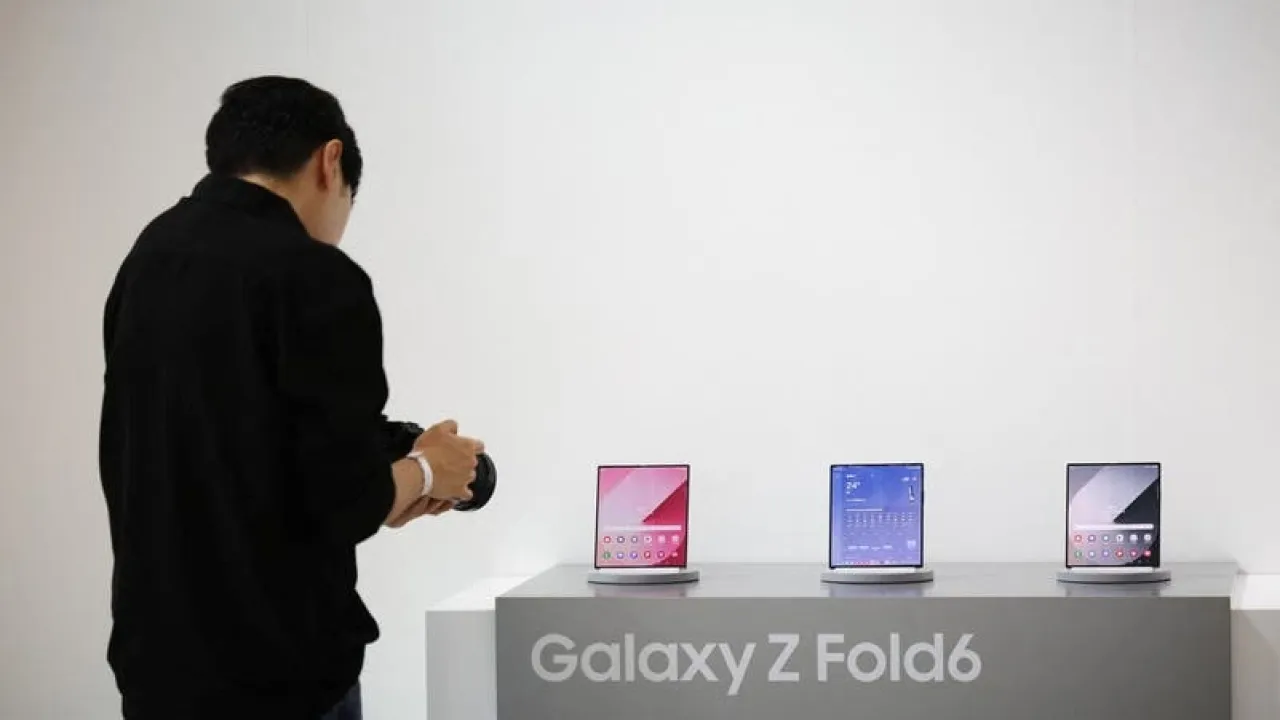 صورة مُسربة تكشف مدى نحافة هاتف Galaxy Z Fold 7 المقبل