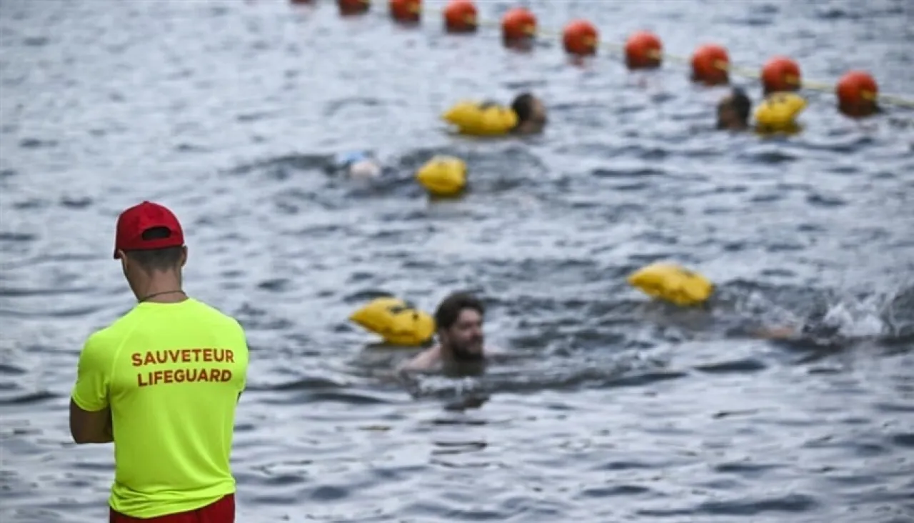 بعد قرن من الحظر السباحة تعود إلى نهر السين في قلب باريس