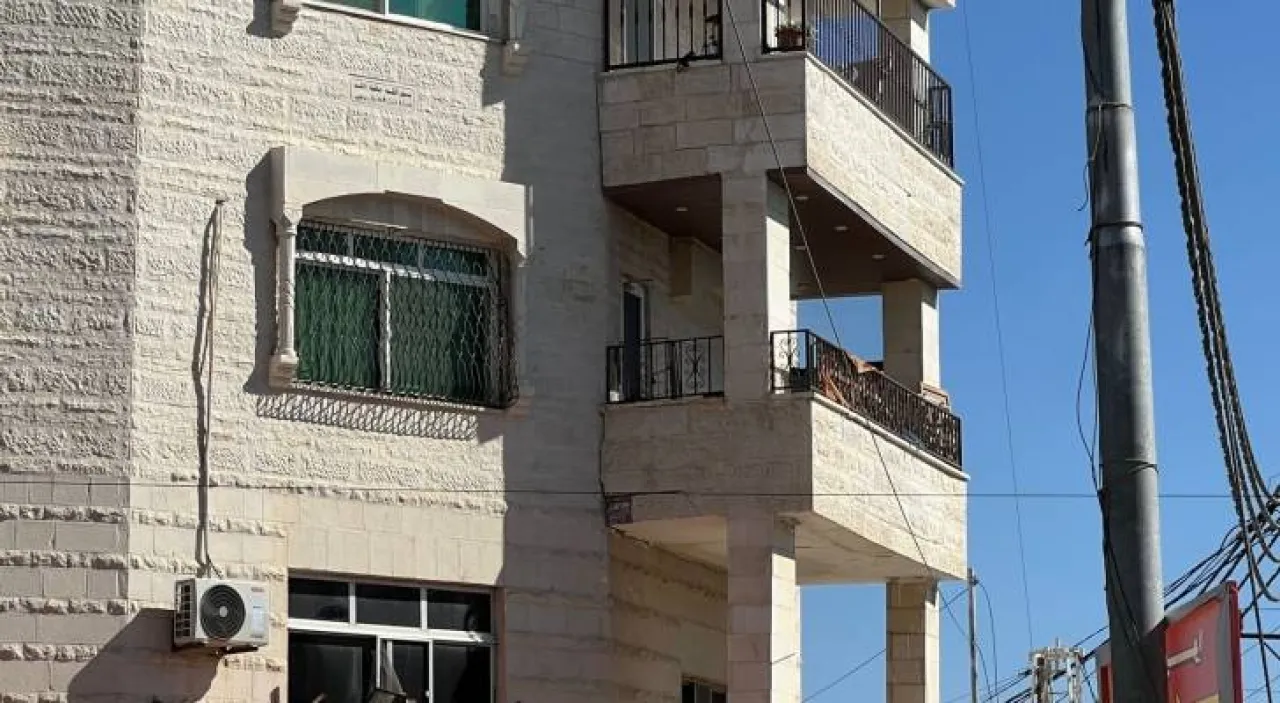 إخلاء عمارة في إربد بسبب تصدعات وفرض طوق أمني حولها