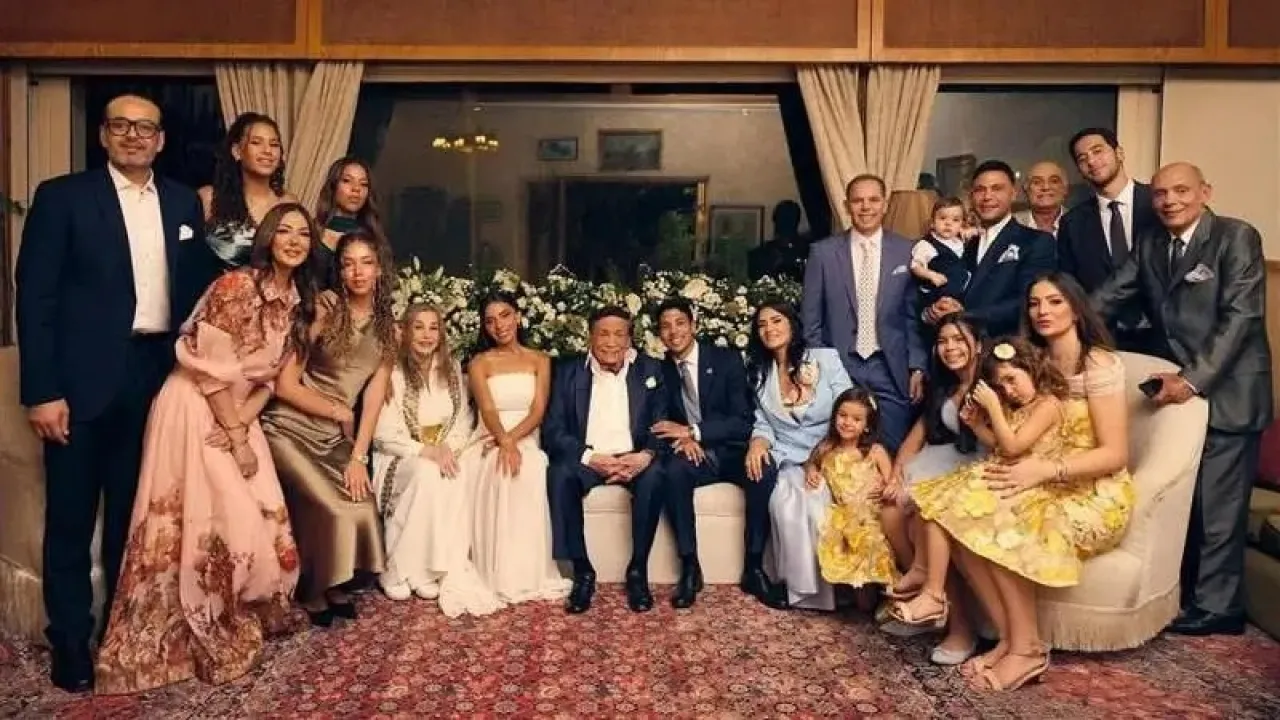 تفاعل واسع على منصات التواصل مع الظهور النادر للزعيم عادل إمام