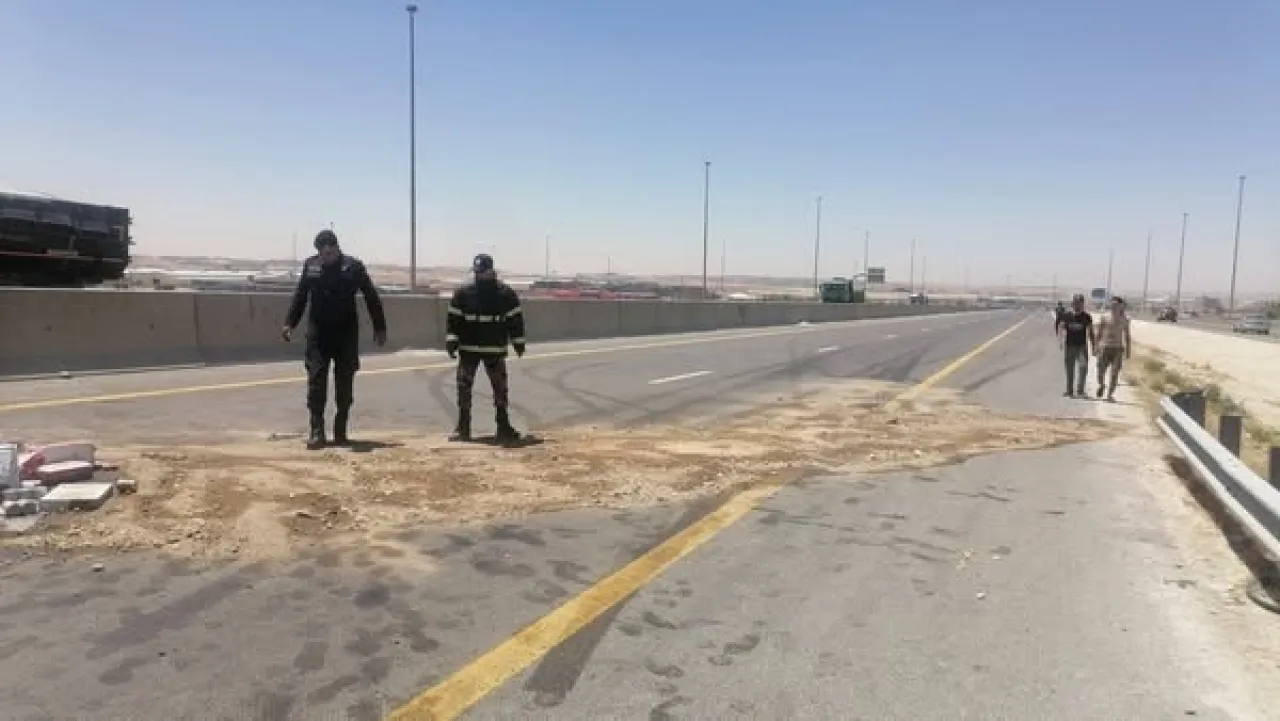 إغلاق مسرب على طريق 100 باتجاه عمّان بسبب حادث تدهور وانسكاب ديزل