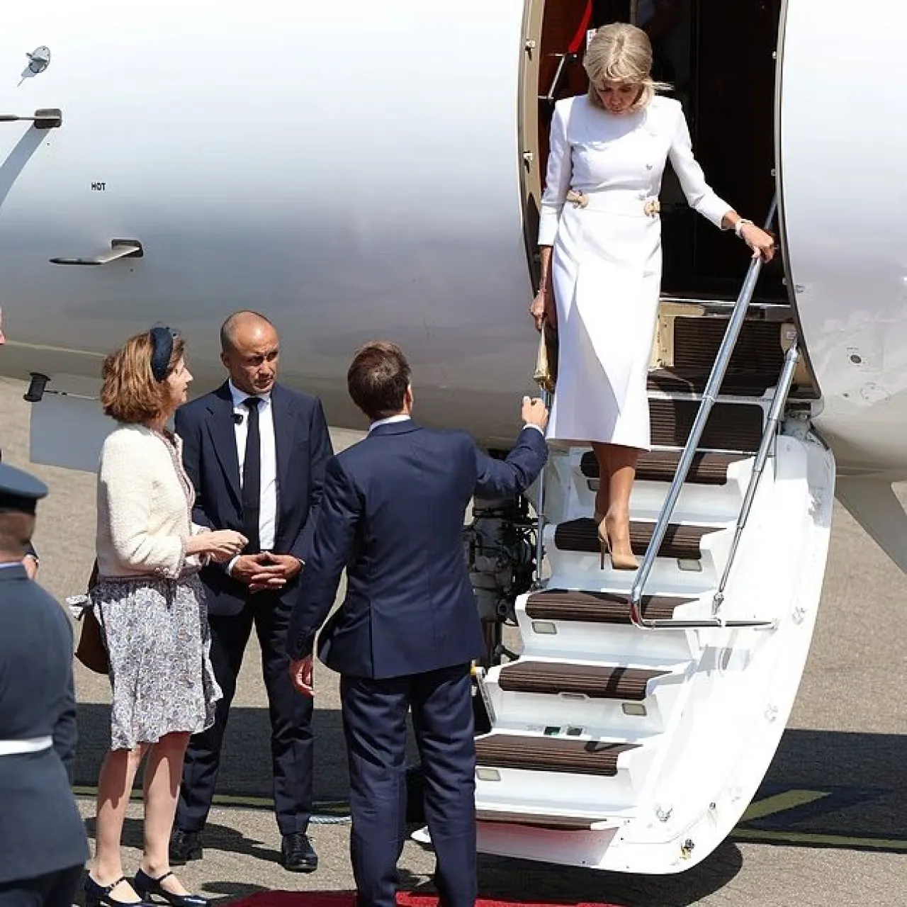 بالفيديو   سيدة فرنسا الأولى تحرج ماكرون مجددا