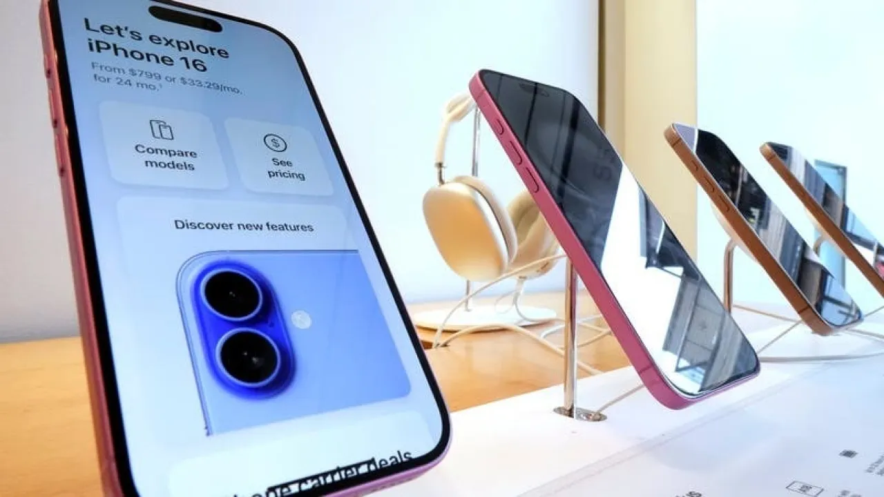 أبل تخطط لاستخدام شاشة قديمة في هاتف iPhone 17e