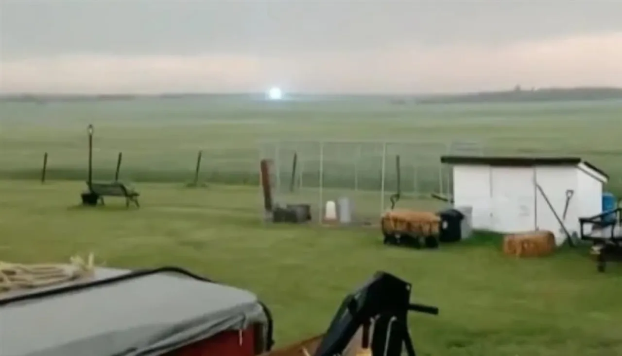 كندا لغز الكرة المتوهجة فوق أسطح المنازل يُثير حيرة السكان