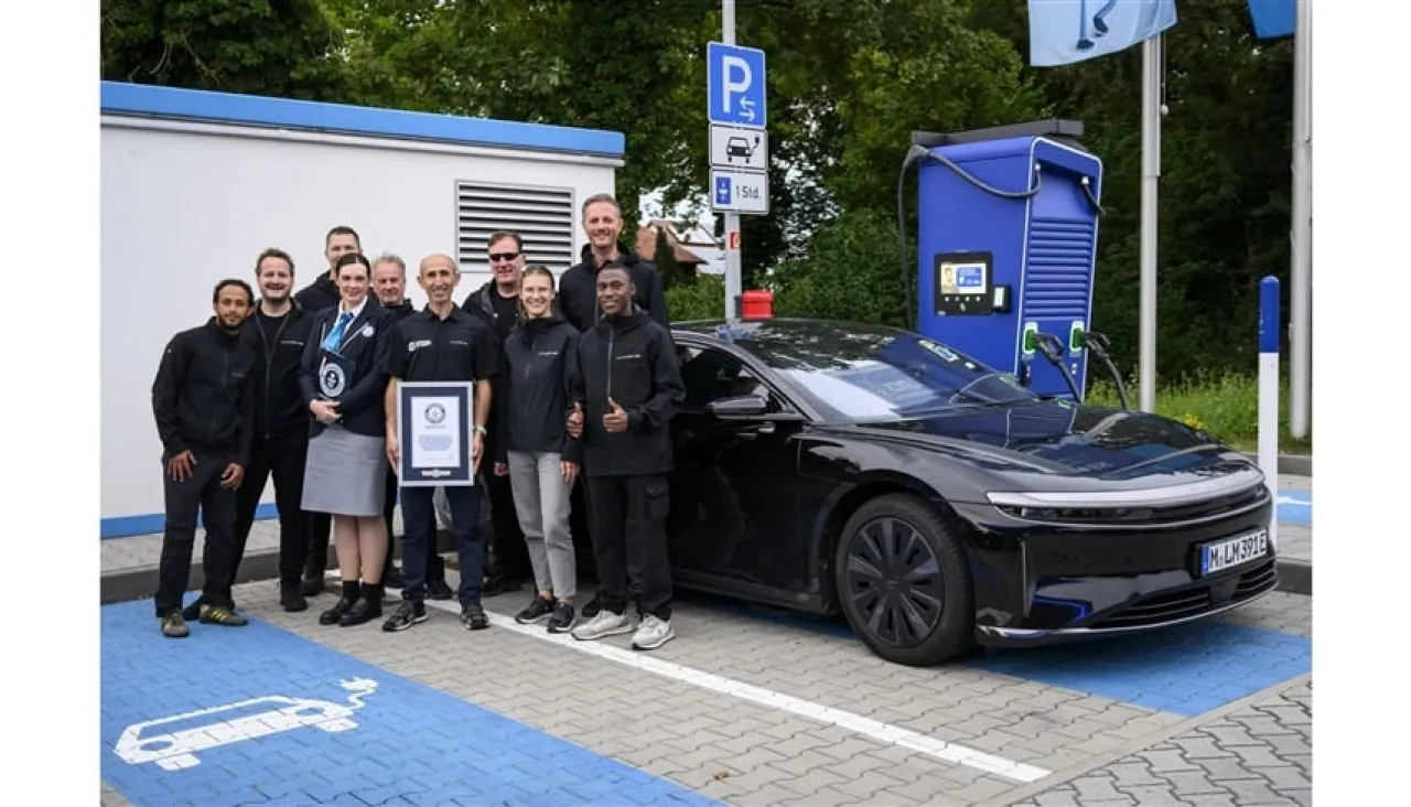 تقطع 1200 كيلومتر بشحنة واحدة سيارة كهربائية أمريكية تدخل غينيس بأطول مدى