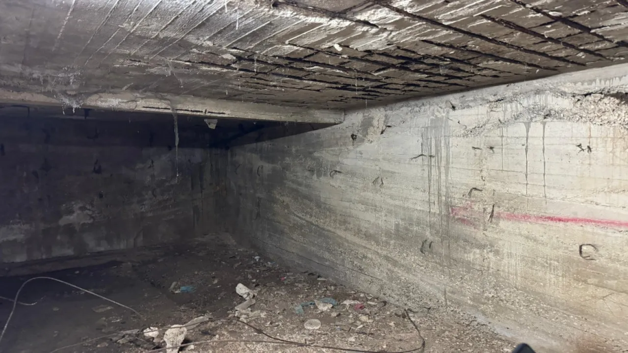 إجراء كشف ميداني لبناية سكنية في إربد بعد تلقي بلاغ بوجود تصدعات خطيرة