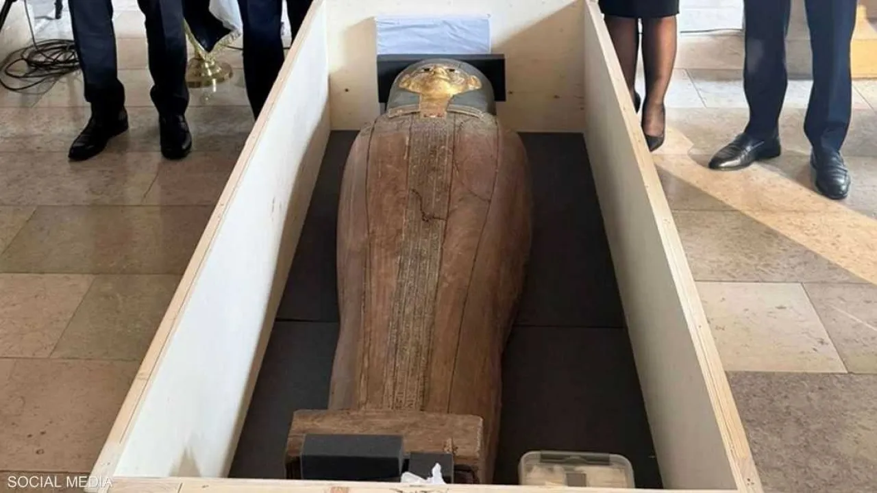 بعد 10 سنوات من ضبطه بلجيكا تعيد ناووسا أثريا إلى مصر