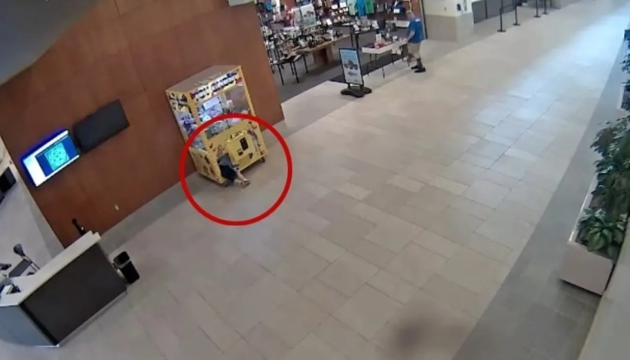 أميركا طفل يتسلل إلى ماكينة ألعاب وينحشر داخلها من أجل دمية