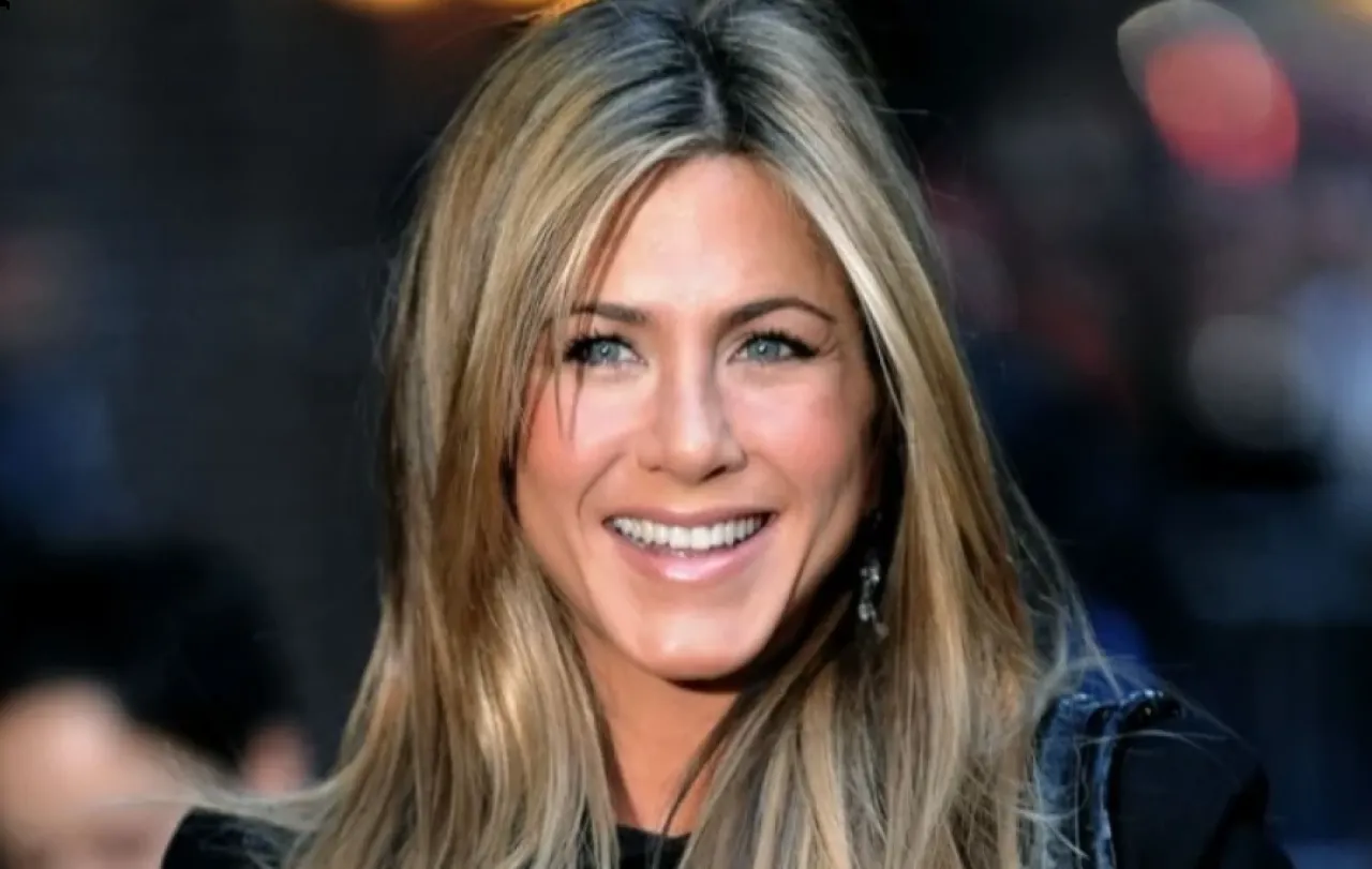 Jennifer Aniston Renews Relationship Rumors During a Sea Vacation