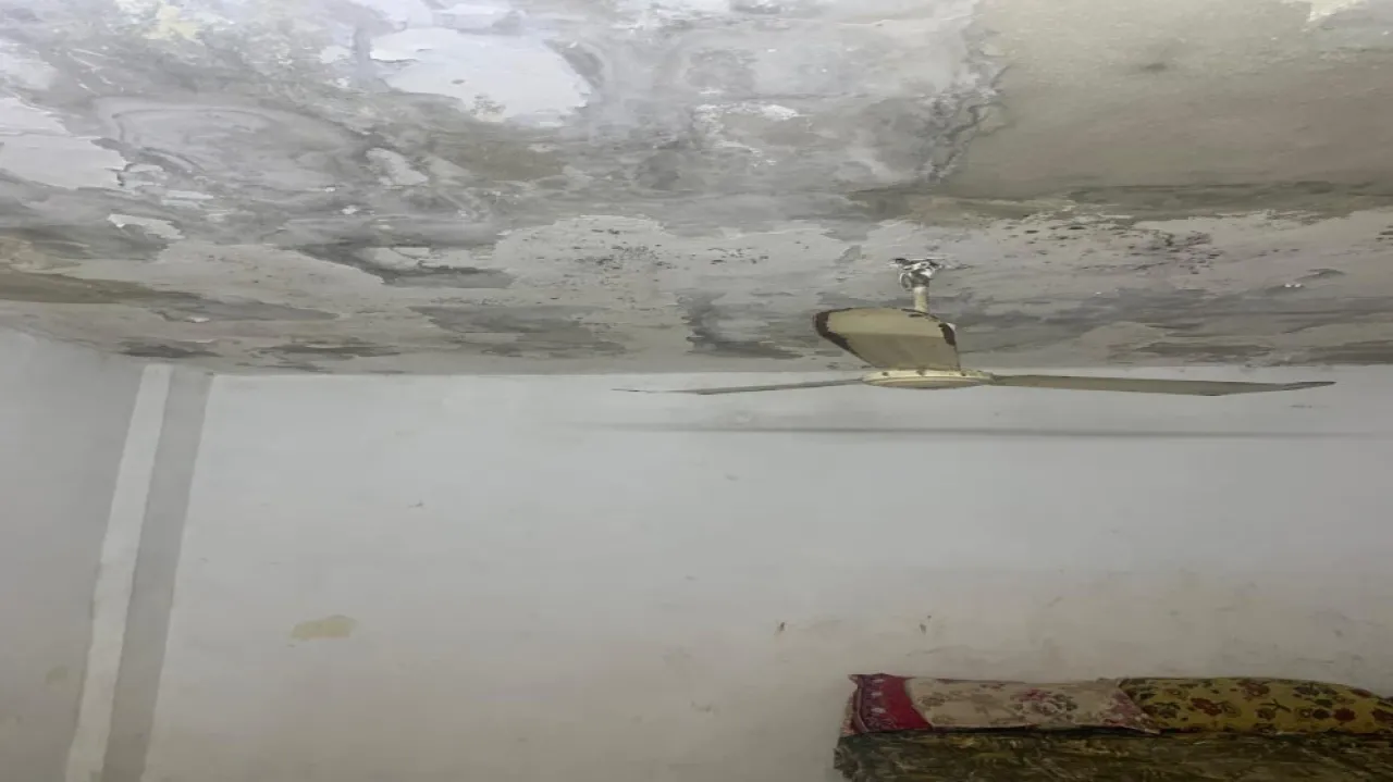 إخلاء بناية سكنية من طابقين في مخيم إربد احترازيا بسبب تصدعات خطيرة