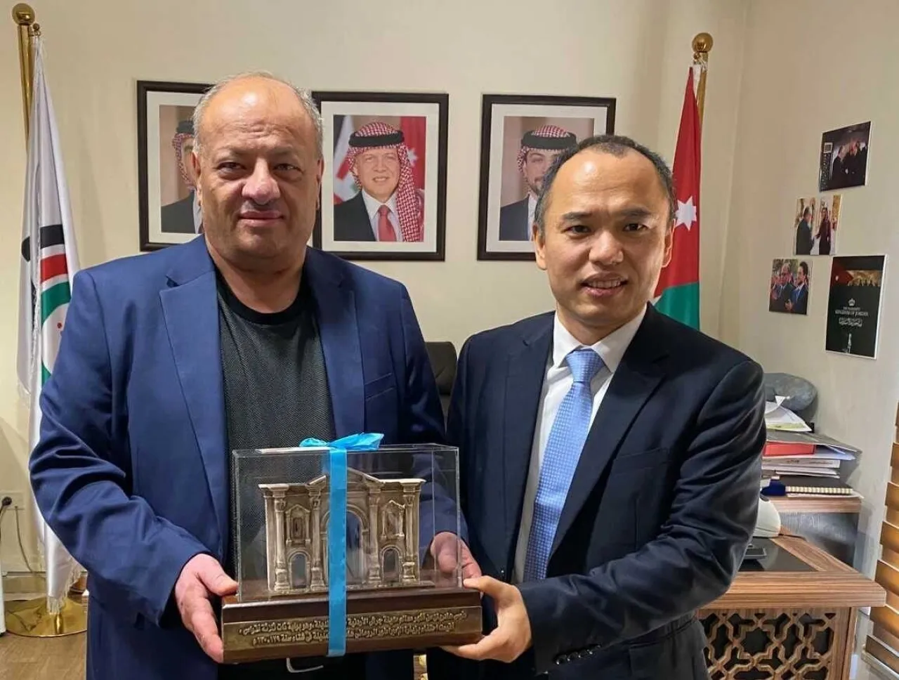 سماوي يلتقي المستشار للشؤون الثقافية في السفارة الصينية في عمان