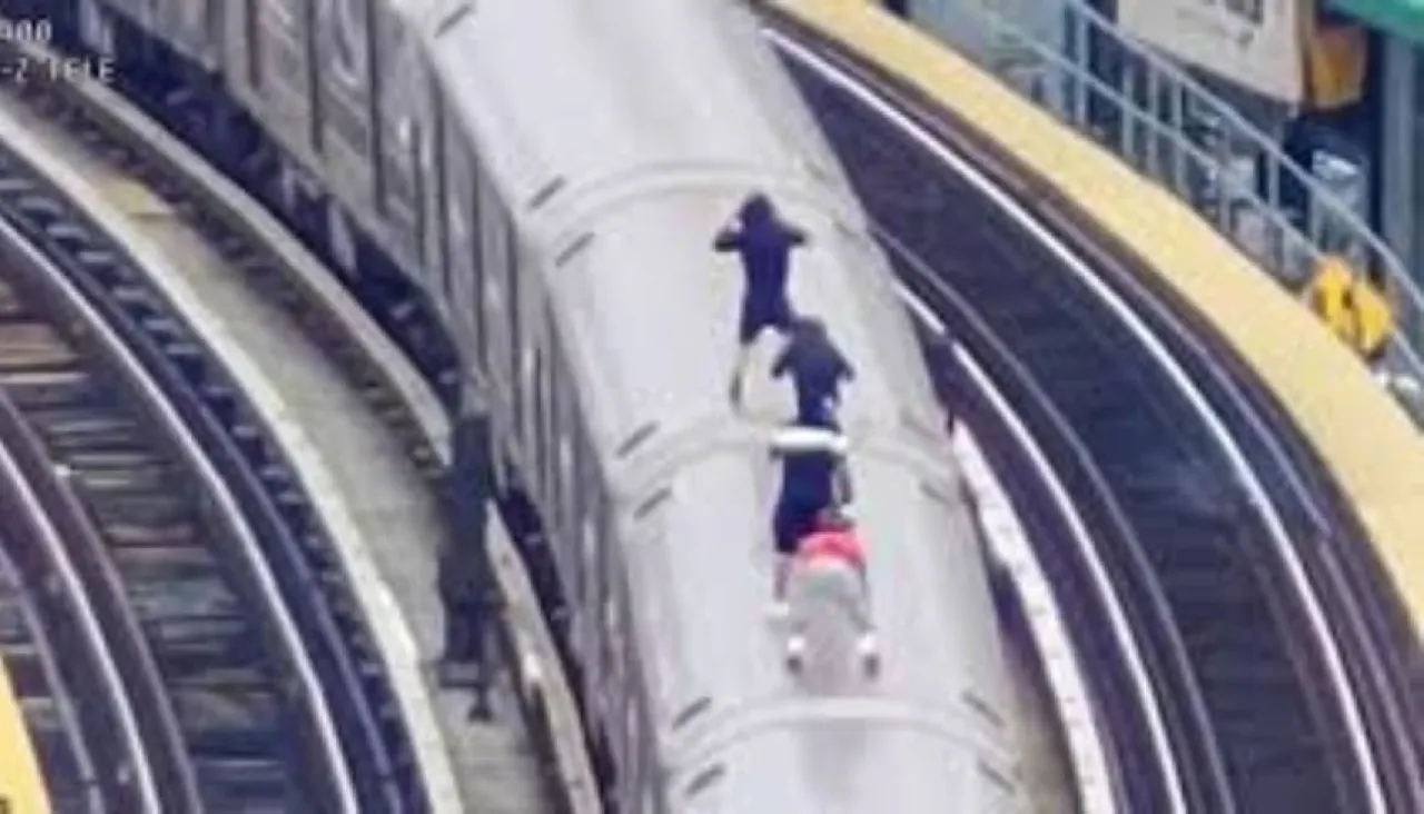 أطفال يرقصون فوق قطار في نيويورك والشرطة تطاردهم جواً