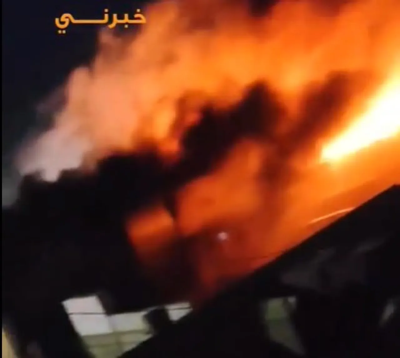 الأردن إخماد حريق هائل في مصنع للمفروشات بمخيم حطين