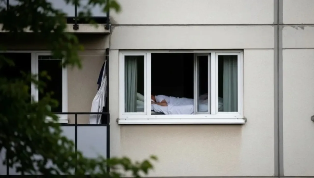 هندي يفقد حياته بعد سقوطه من نافذة غرفته أثناء النوم