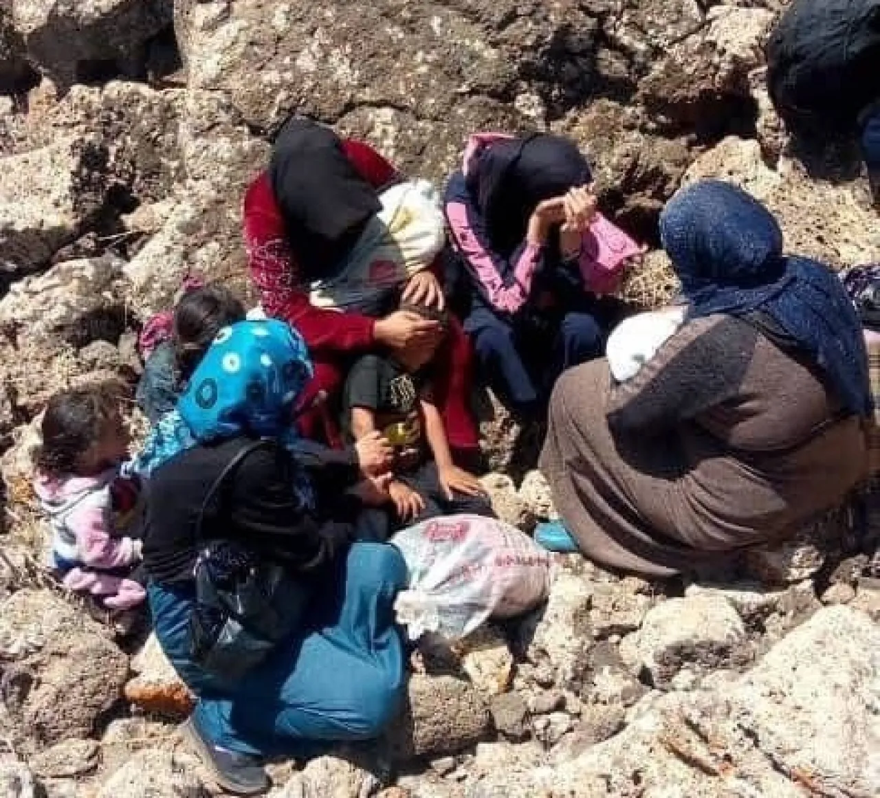 المرصد السوري  نزوح جماعي لبدو السويداء  ودروز يحاصرون احيائهم