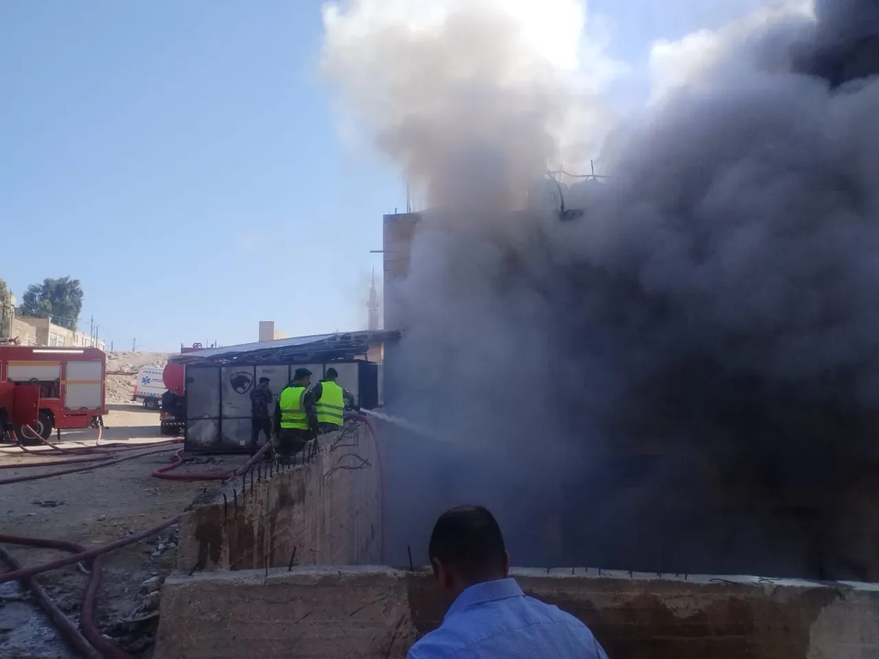 الأمن السيطرة على حريق مصنع أحذية بماركا الشمالية