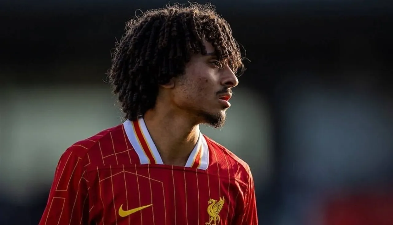 لاعب مصري يوقع عقداً جديداً مع ليفربول