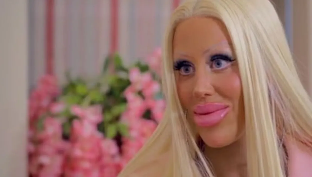 بريطانية تنفق ربع مليون جنيه إسترليني لتتحول إلى دمية باربي