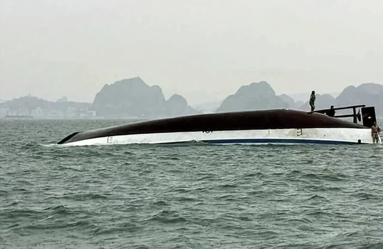 مقتل 27 شخصا إثر انقلاب قارب سياحي في فيتنام