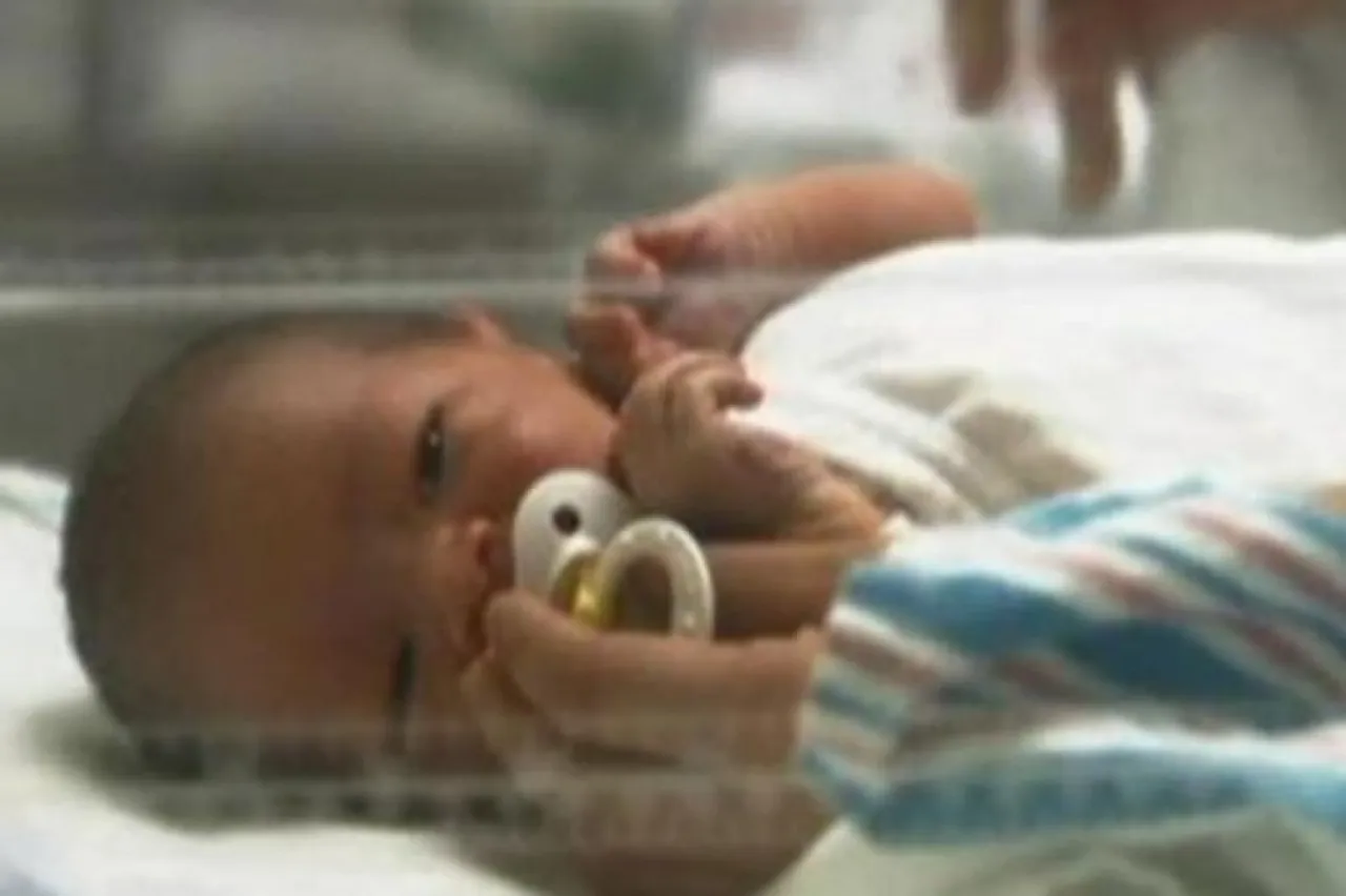 خطوة أثارت مخاوف أخلاقية ولادة أطفال ثلاثيي الآباء بالمملكة المتحدة