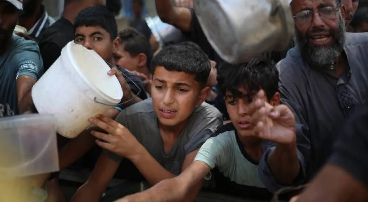 استشهاد طفلة بسبب الجوع وقصف الاحتلال يوقع شهداء بغزة