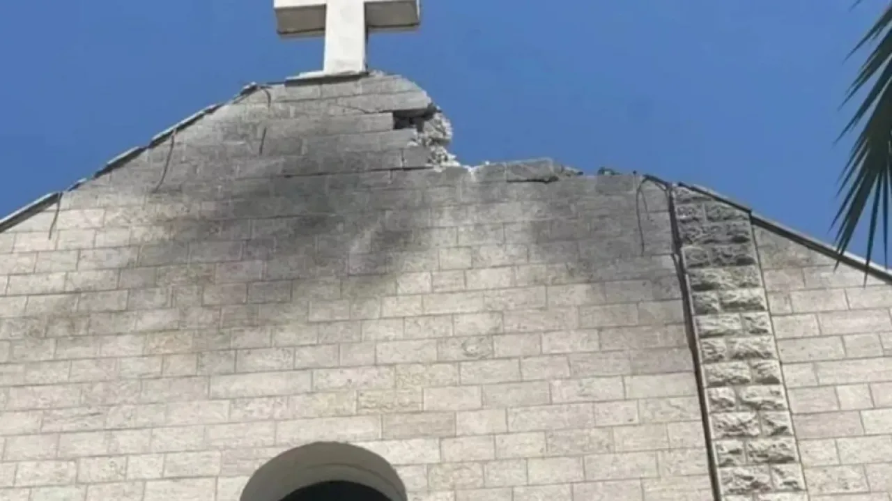 البابا يدعو لإنهاء وحشية الحرب بعد الهجوم على الكنيسة الكاثوليكية في غزة