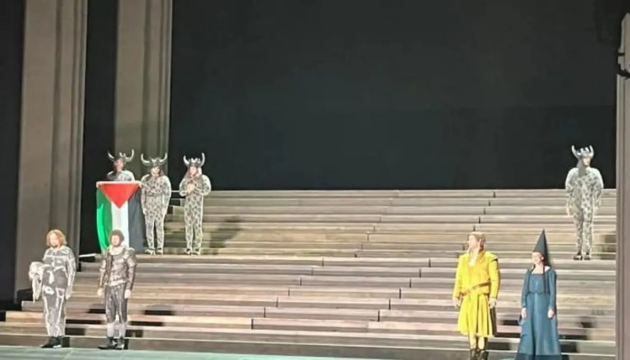 علم فلسطين يمنح ممثلا ثانويا دور البطولة بدار الأوبرا الملكية في لندن