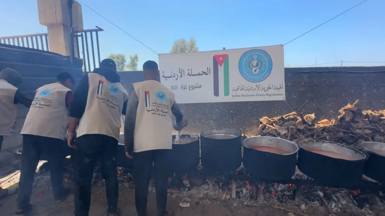 الحملة الأردنية توزع وجبة دمثة العدس على النازحين في مواصي خان يونس  فيديو