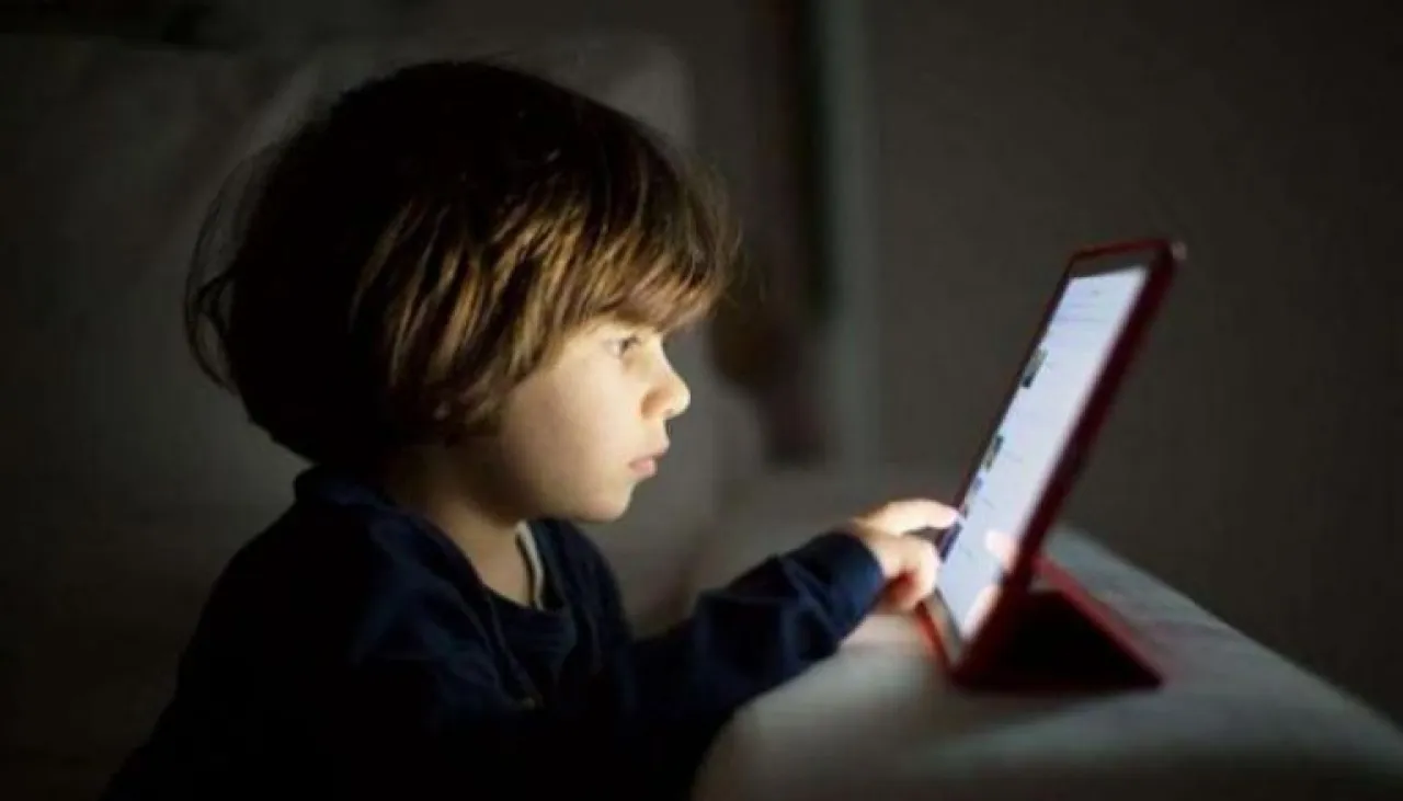 الهواتف الذكية تهدد الصحة العقلية للأطفال