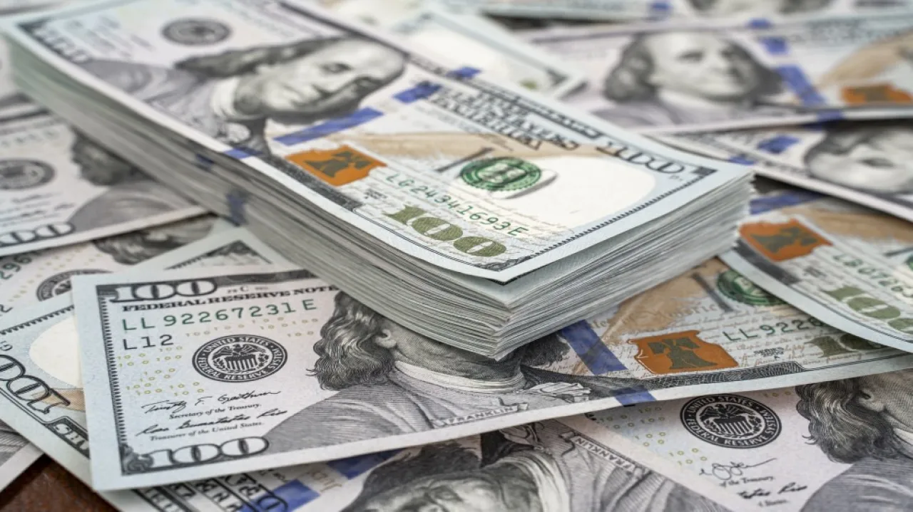 الدولار يهبط أمام الين بعد إعلان ترمب عن اتفاق تجاري مع اليابان