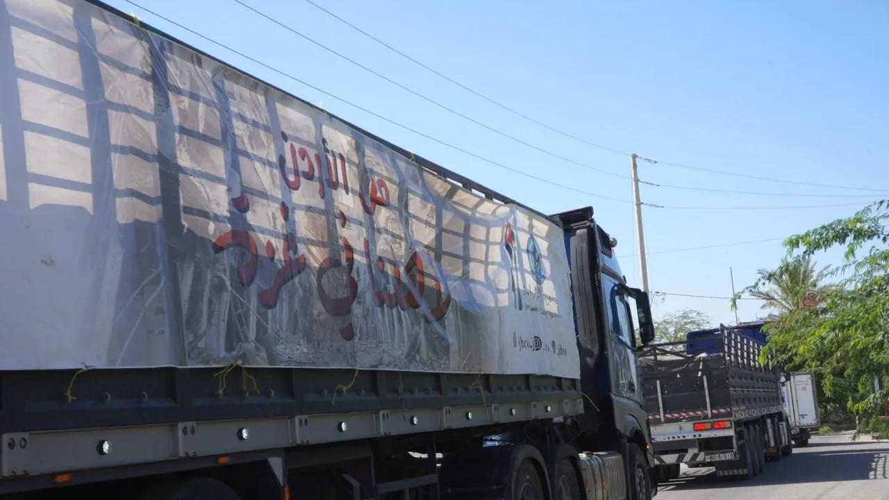 قافلة إغاثية أردنية من 50 شاحنة تتجه إلى غزة لكسر الحصار