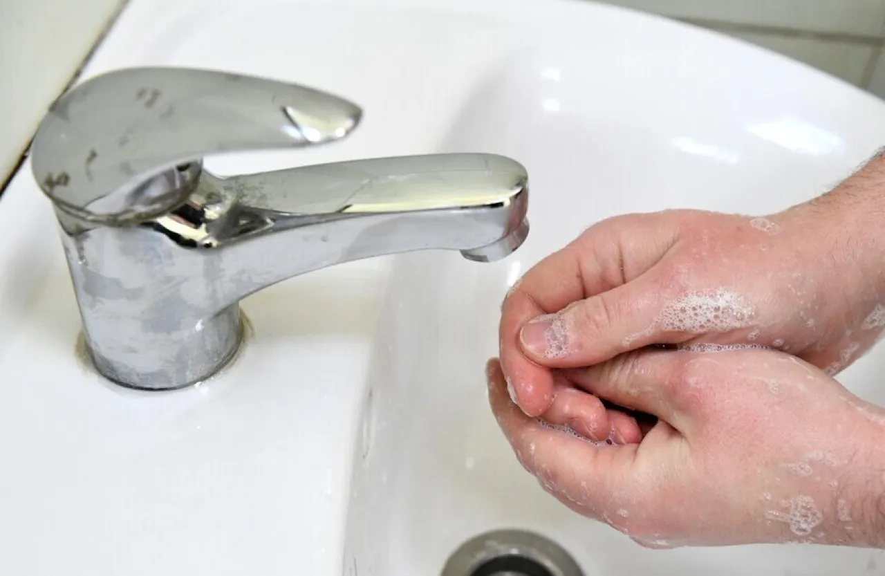 طبيب يحذر من الإفراط في غسل اليدين