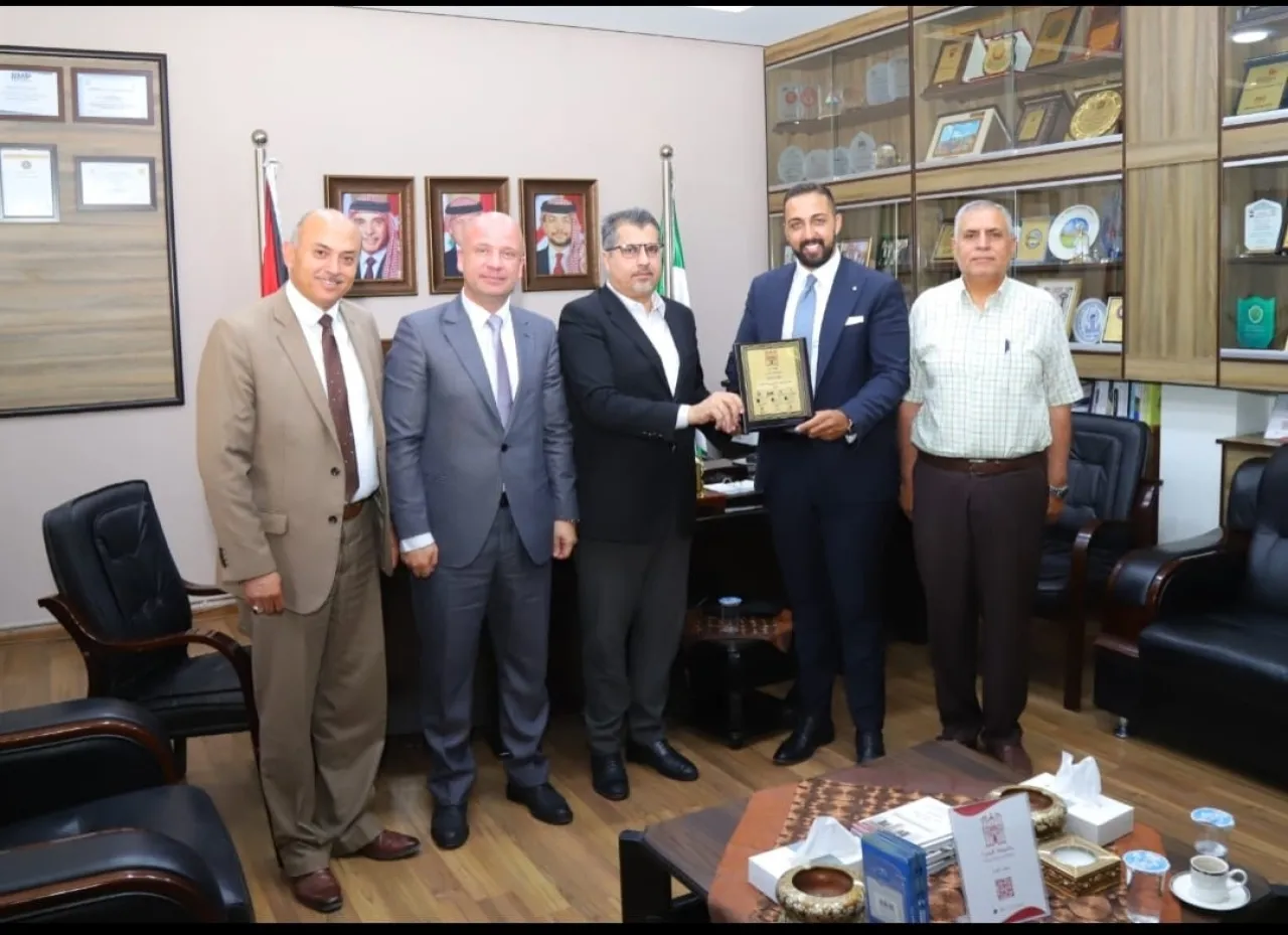 جامعة البترا تكرّم خريجها أنس الدميسي تقديرًا لإنجازاته في الحياة العامة والمهنية
