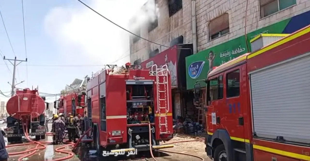 الأردن حريق يلتهم محال تجارية كبيرة في مؤتة بمحافظة الكرك  فيديو