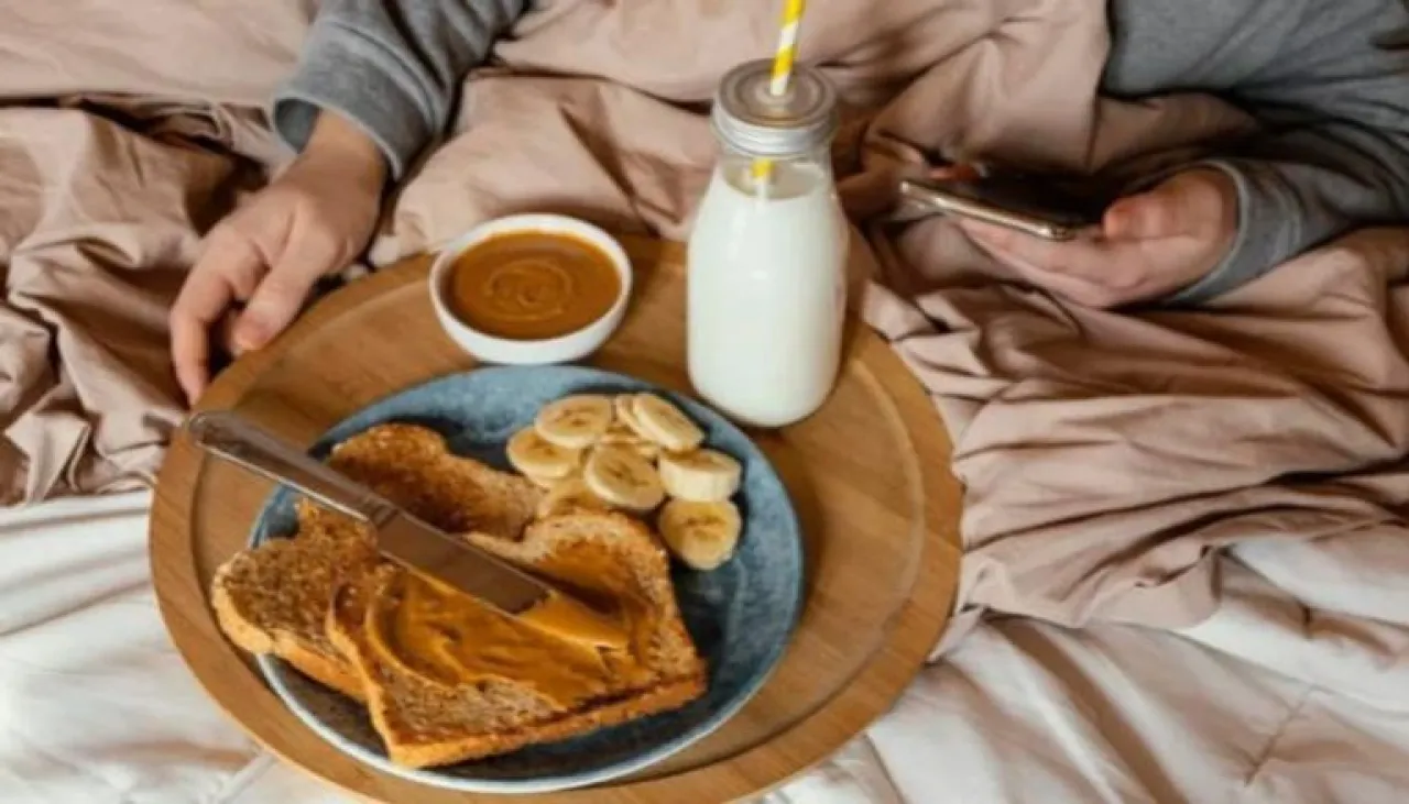 هل تعاني الأرق جرب ملعقة من زبدة الفول السوداني قبل النوم