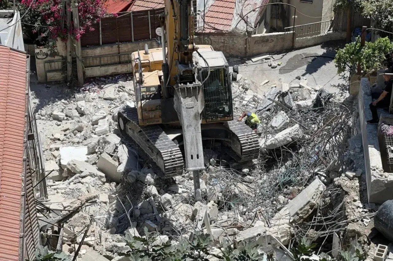 الاحتلال يُجبر عائلتين على هدم منزليهما في مدينة القدس المحتلة