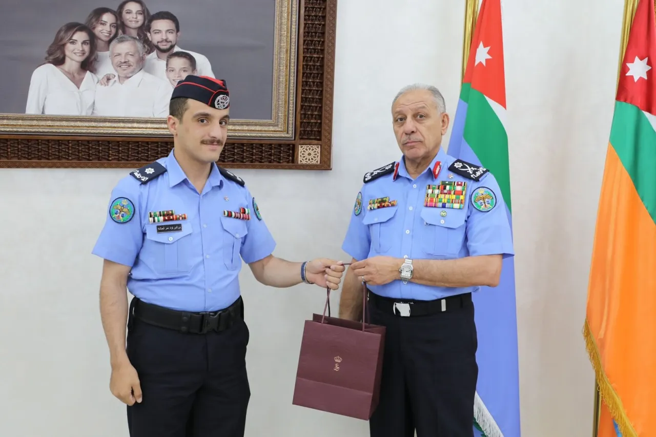 مدير الأمن يسلّم الملازم الحباشنة هدية ملكية تقديراً لإنجازه الدولي