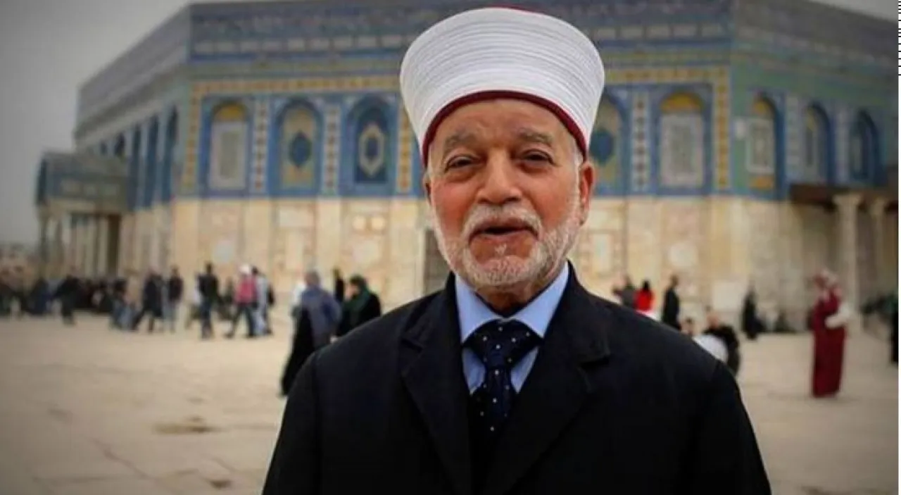 الاحتلال يبعد مفتي القدس عن المسجد الأقضى لمدة أسبوع