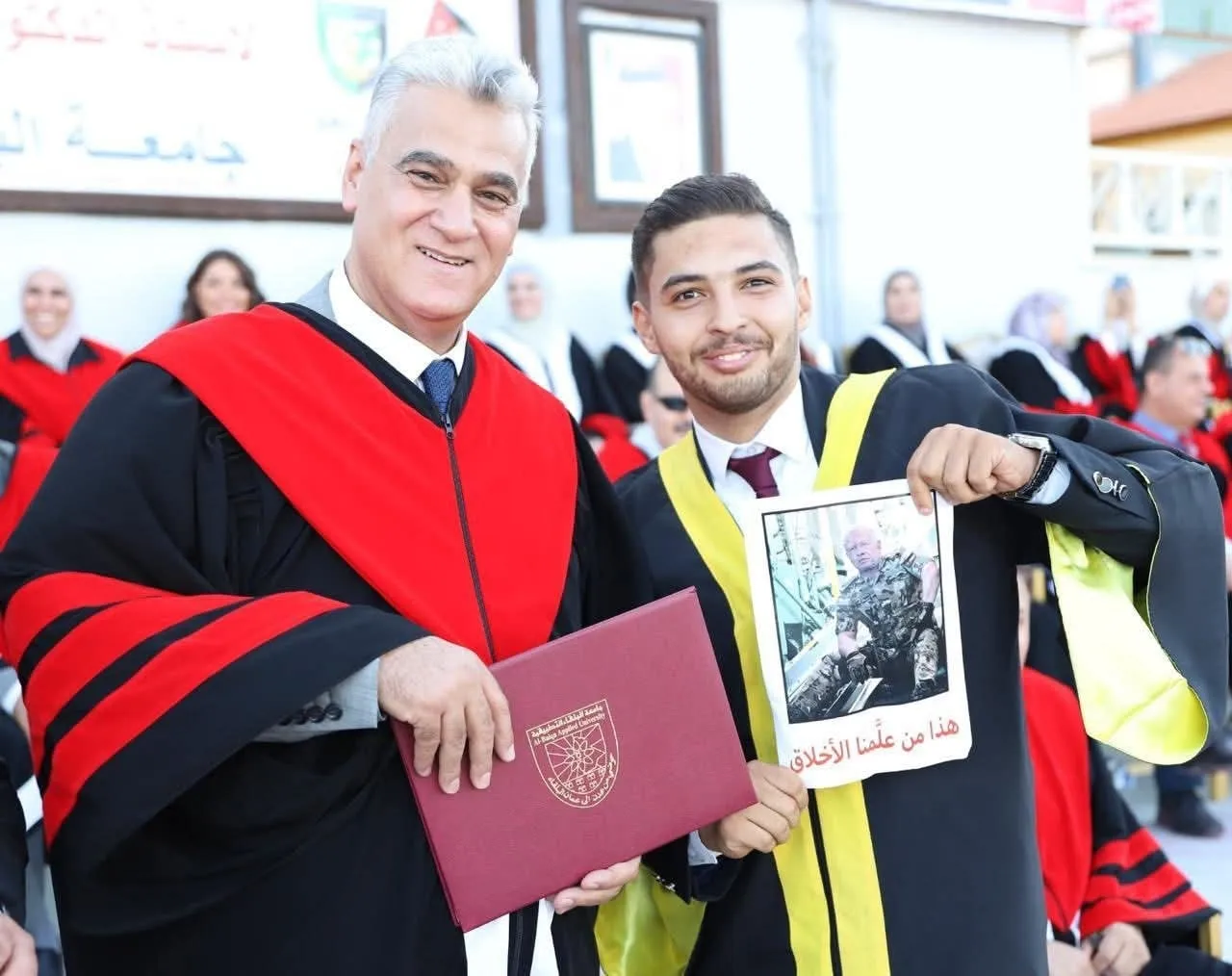 اردني يحتفل بتخرجه من جامعة البلقاء التطبيقية على طريقته الخاصة هذا من علمنا الأخلاق