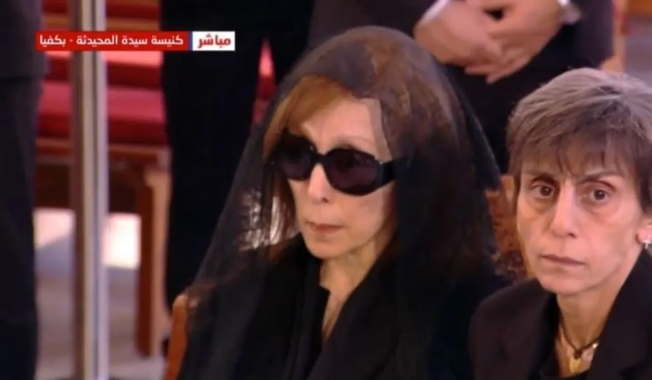 فيروز تشيع ابنها زياد الرحباني وسط حشود محبيه صور  فيديوهات